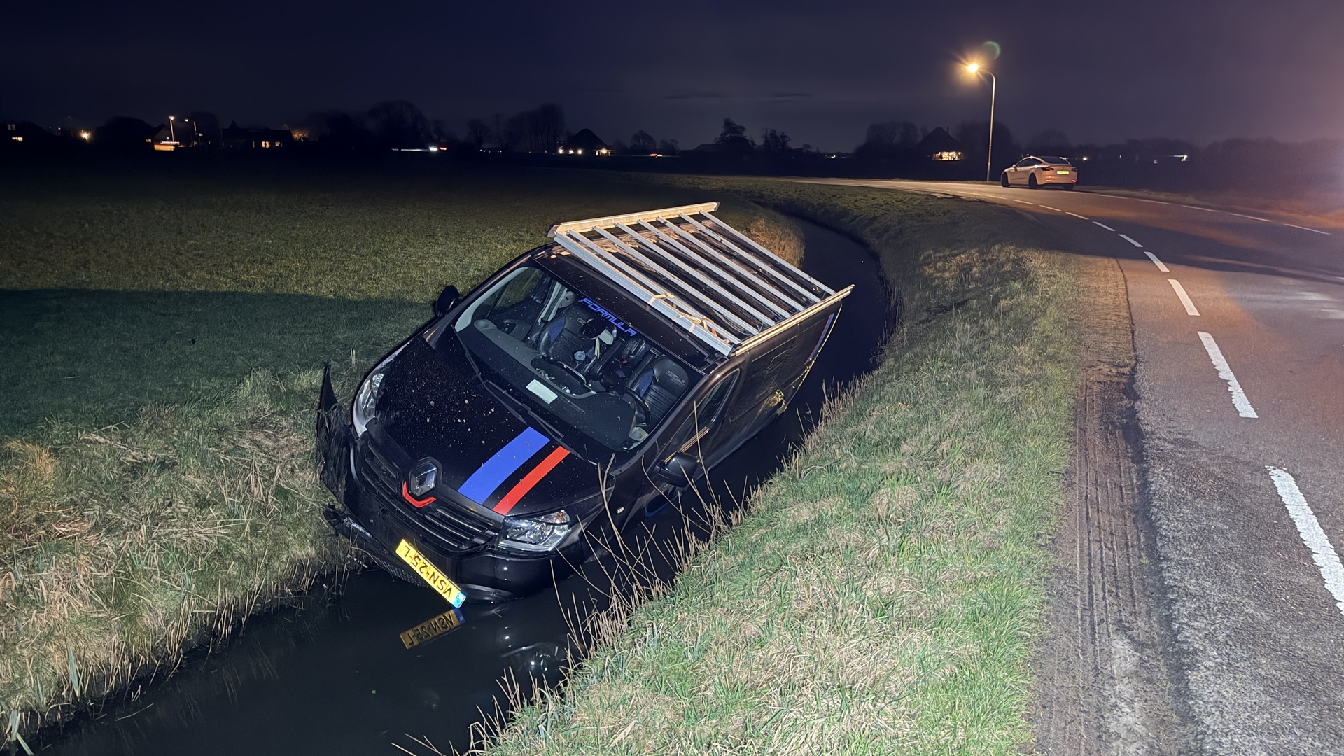 Foto: bedrijfswagen in sloot zijdewind.jpeg